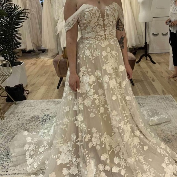 Ti Adora Wedding Dress - Picture 1 of 2